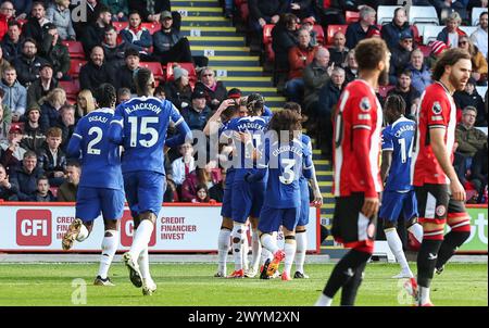 Bramall Lane, Sheffield, Großbritannien. April 2024. Premier League Football, Sheffield United gegen Chelsea; Thiago Silva von Chelsea feiert mit Conor Gallagher und Noni Madueke, nachdem er in der 11. Minute das Eröffnungstor erzielt hatte und 0-1 Punkte erzielte. Credit: Action Plus Sports/Alamy Live News Stockfoto