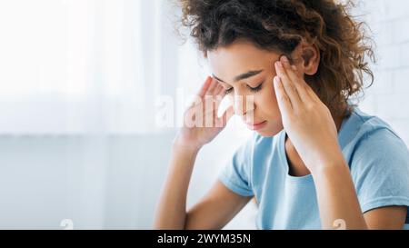 afroamerikanerin, die zu Hause Kopfschmerzen hat Stockfoto