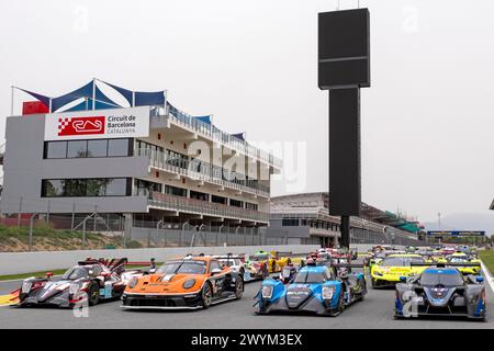 Barcelona, Spanien. April 2024. Tag 1 – Prolog der European LeMans Series Circuit de Catalunya Autos aller Teams haben sich auf dem Circuit de Catalunya für ein offizielles Gruppenfoto zusammengefunden. (Quelle: Rob Gray/Alamy Live News Stockfoto