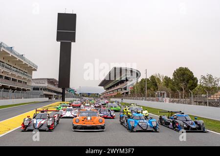 Barcelona, Spanien. April 2024. Tag 1 – Prolog der European LeMans Series Circuit de Catalunya Autos aller Teams haben sich auf dem Circuit de Catalunya für ein offizielles Gruppenfoto zusammengefunden. (Quelle: Rob Gray/Alamy Live News Stockfoto