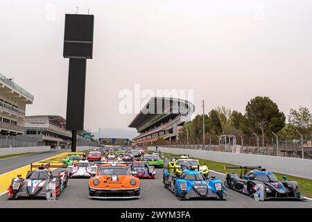 Barcelona, Spanien. April 2024. Tag 1 – Prolog der European LeMans Series Circuit de Catalunya Autos aller Teams haben sich auf dem Circuit de Catalunya für ein offizielles Gruppenfoto zusammengefunden. (Quelle: Rob Gray/Alamy Live News Stockfoto