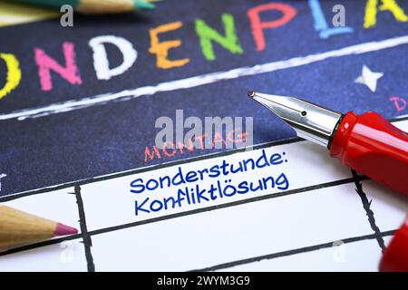 FOTOMONTAGE, Stundenplan mit der Aufschrift Sonderstunde Konfliktlösung *** FOTOMONTAGE, Zeitplan mit der Inschrift Sonderstunde in Konfliktlösung Stockfoto