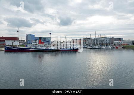 Restaurantschiff, Boote, Gebäude, Yachthafen, Dünkirchen, Département Nord, Frankreich Stockfoto