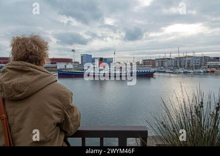 Person, Restaurantschiff, Boote, Gebäude, Yachthafen, Dunkerque, Département Nord, Frankreich Stockfoto