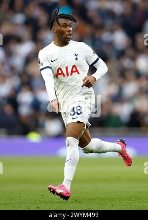 Tottenham Hotspur's Destiny Udogie in Aktion während des Premier League Spiels im Tottenham Hotspur Stadium, London. Bilddatum: Sonntag, 7. April 2024. Stockfoto