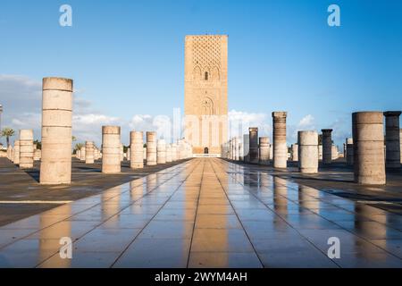 Moschee von Sultan Yaqub al-Mansur mit dem Minarett in der Mitte. Es befindet sich im Komplex des Mausoleums von Mohammed V., einem königlichen Grab in Stockfoto