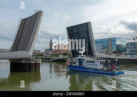 Zugbrücke, Brücke der Schlacht von Texel, Pont de la Bataille du Texel, Boot, Hafen, Dunkerque, Département Nord, Frankreich Stockfoto