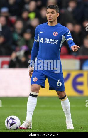 Sheffield, Großbritannien. April 2024. Thiago Silva von Chelsea gibt seinem Team Anweisungen während des Premier League-Spiels Sheffield United gegen Chelsea in der Bramall Lane, Sheffield, United Kingdom, 7. April 2024 (Foto: Craig Thomas/News Images) in Sheffield, United Kingdom am 7. April 2024. (Foto: Craig Thomas/News Images/SIPA USA) Credit: SIPA USA/Alamy Live News Stockfoto