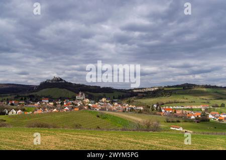 Falkenstein Ruinen und Stadt mit Weinberg, Niederösterreich, Österreich Stockfoto