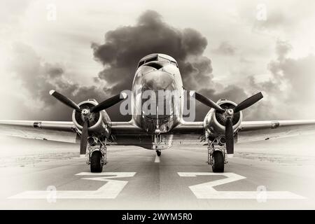 Historische Flugzeuge auf einer Start- und Landebahn gegen ein dramatisches s Stockfoto