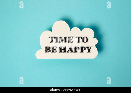 Eine weiße Wolke mit den Worten „Time to be Happy“ in Schwarz. Konzept von Positivität und Hoffnung, das den Betrachter ermutigt, sich auf die Gegenwart und f zu konzentrieren Stockfoto