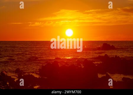 Ein feuriger Sonnenuntergang beendet einen angenehmen Sommertag an der Küste Cornwalls. Widemouth Bay, Cornwall Stockfoto