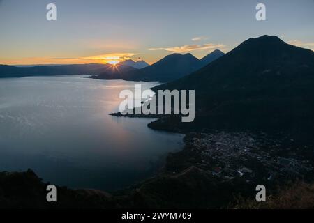 Wenn Sie die Maya Nose über den Atitlan-See in Guatemala erklimmen, haben Sie einen unglaublichen Blick auf den See und die umliegenden Vulkane San Pedro und Atitlan Stockfoto