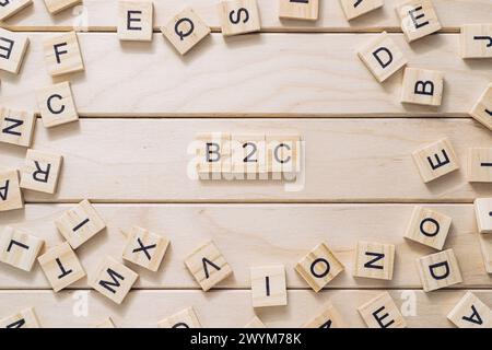 Ein Haufen Holzblöcke mit Buchstaben darauf, einschließlich B2C. Konzept von Verspieltheit und Kreativität, da die Blöcke ähnlich angeordnet sind Stockfoto