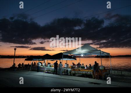 Street Food-Anbieter am See des Peten-Sees in Flores, Guatemala Stockfoto