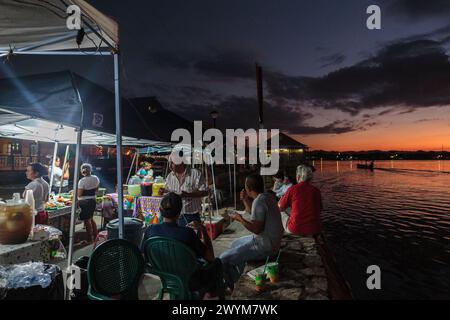 Street Food-Anbieter am See des Peten-Sees in Flores, Guatemala Stockfoto