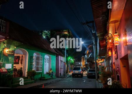 Das letzte Licht, das über den Peten-See von einem Dach in der Inselstadt Flores, Guatemala, verblasst Stockfoto