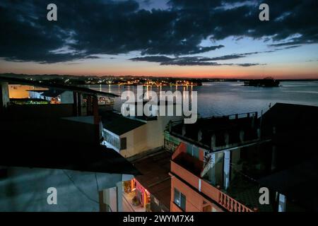 Das letzte Licht, das über den Peten-See von einem Dach in der Inselstadt Flores, Guatemala, verblasst Stockfoto