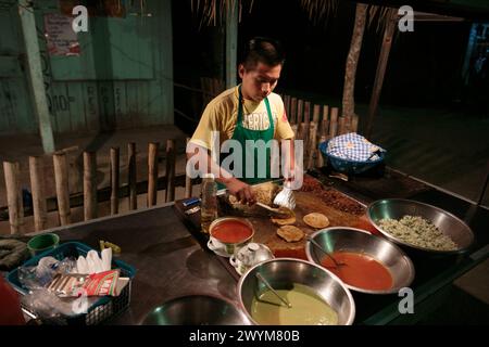 Street Food-Anbieter am See des Peten-Sees in Flores, Guatemala Stockfoto