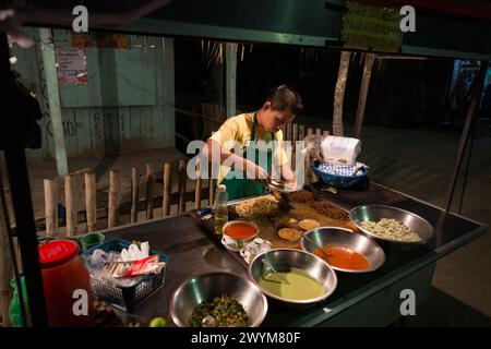 Street Food-Anbieter am See des Peten-Sees in Flores, Guatemala Stockfoto