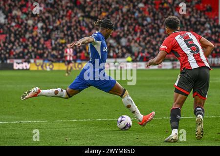 Sheffield, Großbritannien. April 2024. Noni Madueke von Chelsea erzielte 1-2 Punkte während des Premier League-Spiels Sheffield United gegen Chelsea in der Bramall Lane, Sheffield, United Kingdom, 7. April 2024 (Foto: Craig Thomas/News Images) in Sheffield, United Kingdom am 7. April 2024. (Foto: Craig Thomas/News Images/SIPA USA) Credit: SIPA USA/Alamy Live News Stockfoto