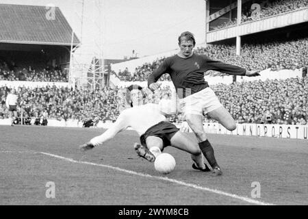 Dateifoto vom 07.11.1970 von Tottenham Hotspur's Joe Kinnear (l) und Burnleys Steve Kindon Kampf um den Ball. Der ehemalige Tottenham-Verteidiger und Wimbledon-Manager Joe Kinnear ist im Alter von 77 Jahren verstorben, hat seine Familie in einer Erklärung bekannt gegeben. Ausgabedatum: Sonntag, 7. April 2024. Stockfoto