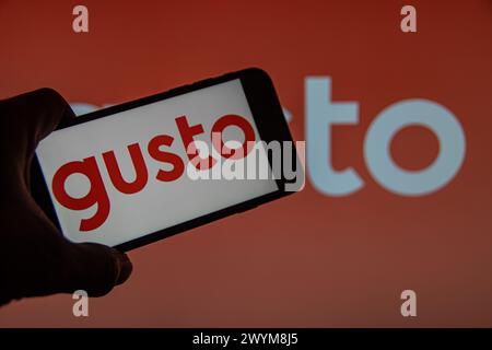 Rheinbach, Deutschland 13. März 2024, das Markenlogo der Firma „Gusto“ auf dem Display eines Smartphones (Fokus auf das Markenlogo) Stockfoto