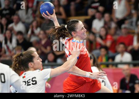 Pilsen, Tschechische Republik. April 2024. L-R Mariana Ferreiroa Lopes (PRT) und Marketa Sustackova (CZE) in Aktion während des Qualifikationsspiels für Handball-Europameisterschaften der Frauen, Gruppe 3, Tschechische Republik gegen Portugal. Quelle: Miroslav Chaloupka/CTK Photo/Alamy Live News Stockfoto