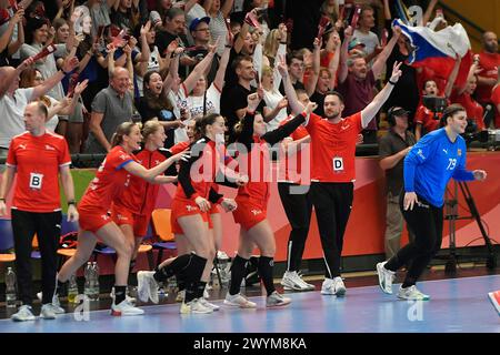 Pilsen, Tschechische Republik. April 2024. Tschechische Spieler feiern während des Qualifikationsspiels für Handball-Europameisterschaften der Frauen, Gruppe 3, Tschechische Republik gegen Portugal. Quelle: Miroslav Chaloupka/CTK Photo/Alamy Live News Stockfoto