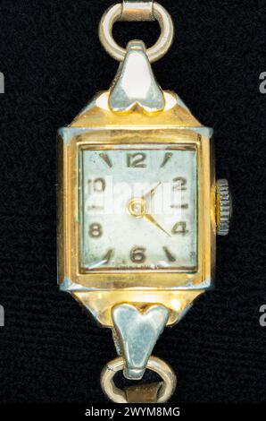 Vintage-goldfarbene Manual Wind Up Damenarmbanduhr mit goldenen Ziffern, das Zifferblatt ist getragen und vermutlich aus den frühen 1900er Jahren Stockfoto