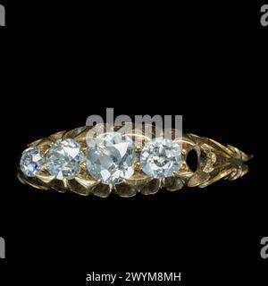 Antiker Ring mit fünf Diamanten, bei dem einer der eingelegten Steine fehlt und auf schwarzem Hintergrund dargestellt wird. Ein gutes Image für einen Juwelier oder Juwel Stockfoto