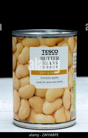Irvine, Schottland, Vereinigtes Königreich - 26. März 2024: Dose mit Butterbohnen der Marke Tesco, die die Symbole der Markengrafiken und allgemeine Informationen für das i zeigen Stockfoto