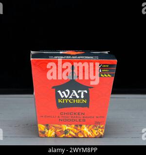 Irvine, Schottland, Vereinigtes Königreich - 26. März 2024: WAT Kitchen-Box mit Hühnchennudeln mit grafischen Symbolen und allgemeinen Informationen, die für den im relevant sind Stockfoto
