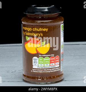 Irvine, Schottland, Vereinigtes Königreich - 26. März 2024: Sainsburys Mango-Chutney in einem Glas und einem Metalldeckel mit grafischen Symbolen und allgemeinen Informationen Stockfoto