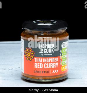 Irvine, Schottland, Vereinigtes Königreich - 26. März 2024: Sainsburys rotes Thai-Currypaste mit grafischen Symbolen und allgemeinen Informationen, die für das Bild relevant sind Stockfoto