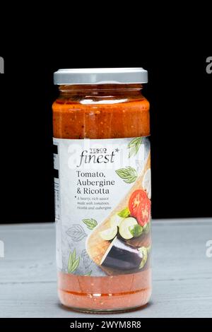 Irvine, Schottland, Großbritannien - 26. März 2024: Tesco-Glas mit Tomatenauberginen und Ricotta-Sauce in einem recycelbaren Glas mit Tesco feinster Grafik Stockfoto