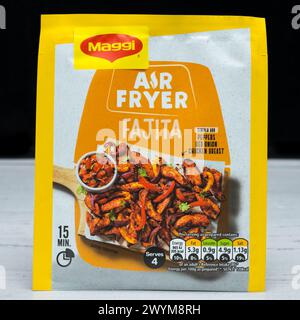 Irvine, Schottland, Vereinigtes Königreich - 26. März 2024: Fajita-Hühnerwürz mit Maggi-Branding mit Grafiken und Symbolen, die für das Bild und das Produkt relevant sind. Stockfoto