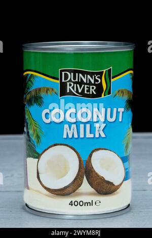 Irvine, Schottland, Großbritannien - 26. März 2024: Dose of Dunn’s River Coconut Milk von der britischen Marke Grace Foods, die die Markengrafiken und Symbole in zeigt Stockfoto