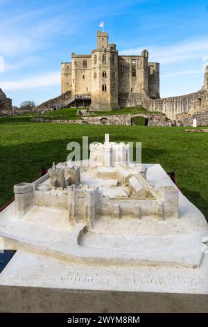 WARKWORTH CASTLE, NORTHUMBERLAND, GROSSBRITANNIEN - 16. MÄRZ 2024. Ein vertikaler Blick auf den Warkworth Castle Keep in Northumberland mit einem maßstabsgetreuen Modell auf dem Gelände Stockfoto