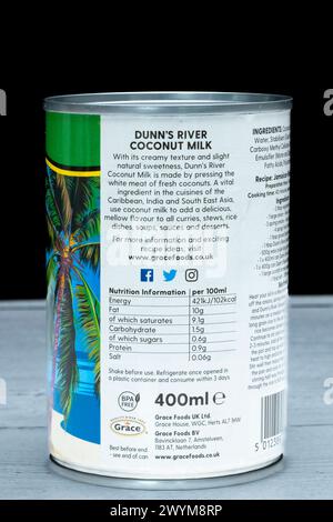 Irvine, Schottland, Großbritannien - 26. März 2024: Dose of Dunn’s River Coconut Milk von der britischen Marke Grace Foods mit Grafiken, Kcal-Symbolen und allgemeinen Informationen Stockfoto