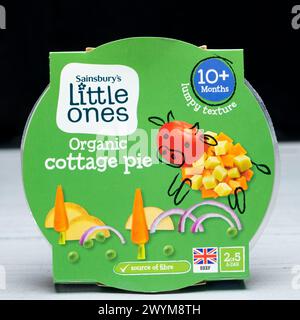 Irvine, Schottland, Vereinigtes Königreich - 26. März 2024: Sainsburys Bio-Cottage-Kuchen mit recycelbarer Kartonhülle und Plastikhülle für Kinder Stockfoto