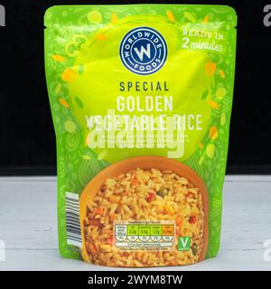 Irvine, Schottland, Vereinigtes Königreich - 26. März 2024: Paket mit goldenem Gemüsereis von der Marke World Foods mit Grafiken und Symbolen, die für das Produkt relevant sind Stockfoto