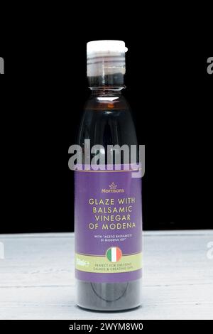 Irvine, Schottland, Vereinigtes Königreich - 26. März 2024: Balsamico-Essig aus Modena mit der Marke Morrisons in einer Plastikflasche und einem Deckel, der recycelbar ist und Grafiken zeigt Stockfoto