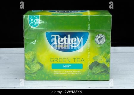 Irvine, Schottland, Vereinigtes Königreich - 26. März 2024: Schachtel Tetley Mint Grüntee in vollständig recycelbarer Verpackung mit Grafiken und Symbolen, die für das Produkt relevant sind Stockfoto