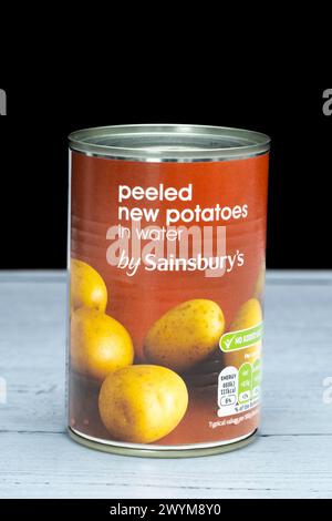 Irvine, Schottland, Vereinigtes Königreich - 26. März 2024: Sainsburys rotes Thai-Currypaste mit grafischen Symbolen und allgemeinen Informationen, die für das Bild relevant sind Stockfoto