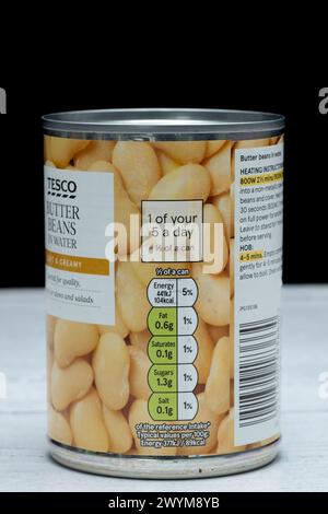 Irvine, Schottland, Großbritannien - 26. März 2024: Dose mit Butterbohnen mit der Marke Tesco mit Grafiken, Kcal-Symbolen und allgemeinen Informationen, die für das Bild relevant sind Stockfoto