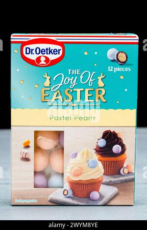 Irvine, Schottland, Vereinigtes Königreich - 26. März 2024: Dr. Oetker hat osterkuchendekorationen in einem Karton mit den Markengrafiken Ikonen und allgemeinen in Stockfoto