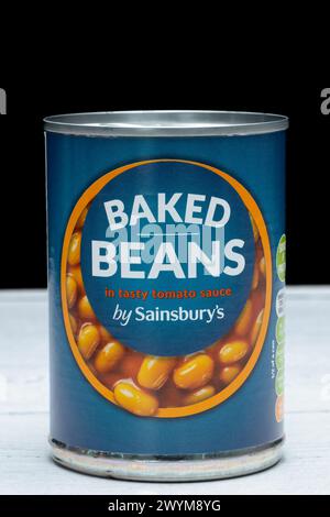 Irvine, Schottland, Großbritannien - 26. März 2024: Sainsbury’s Baked Beans in einer Dose mit den grafischen Symbolen der Marke und allgemeinen Informationen, die für die Th relevant sind Stockfoto