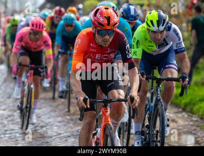 tom Pidcock, INEOS Grenadiers, die während der 121. Ausgabe von Paris Roubaix, Frankreich, 7. April 2024 über den 2. Abschnitt von Pave zerschmettert, Credit:Chris Wallis/Alamy Live News Stockfoto