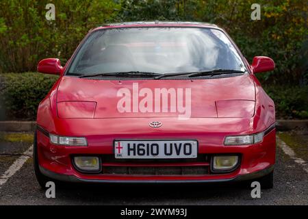 Milton Keynes, UK - 7. April 2024: 1990 roter Toyota MR2 GT-Wagen. Stockfoto